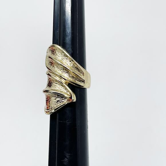 Boutique Gold Tone Twist Leaf Ring Size 7.75 Statement Chunky Cocktail Fashion - Picture 7 of 7